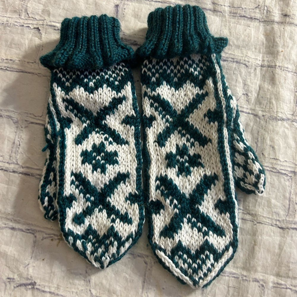 SELBU HAND MADE GREEN/WHITE MITTENS FUN AND CUTE STYLE
